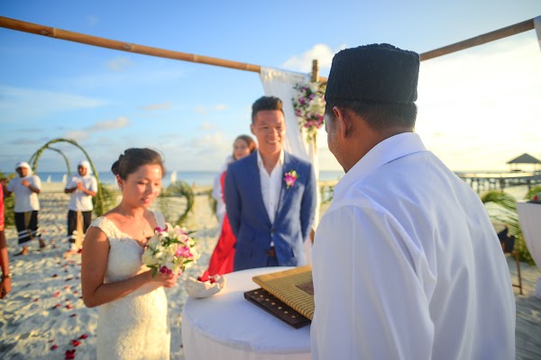 A & Z Elopement Elopement at Mirihi Island Resort — Mirihi Island Resort, Alifu Dhaalu Atoll, Maldives — frame 3