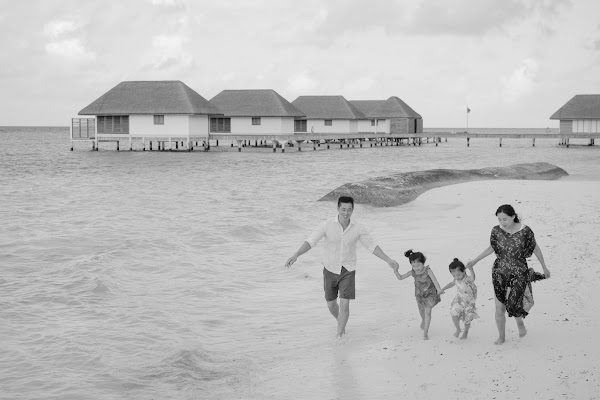 K & J Family Portrait at Four Seasons Resort Maldives at Landaa Giraavaru — frame 6
