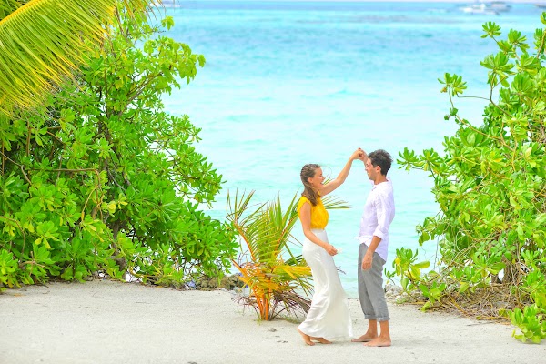 N & S  Elopement at Dhiffushi — frame 3