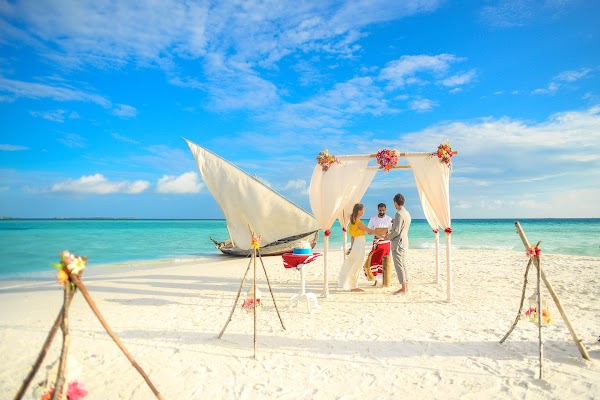 N & S  Elopement at Dhiffushi — frame 4