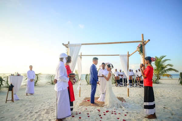 A & Z Elopement Elopement at Mirihi Island Resort — frame 3