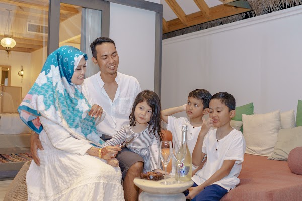 N & R Family Portrait at Finolhu Baa Atoll Maldives — frame 8