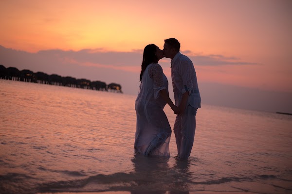 N & J Maternity Portrait at Vakkaru Maldives — frame 10