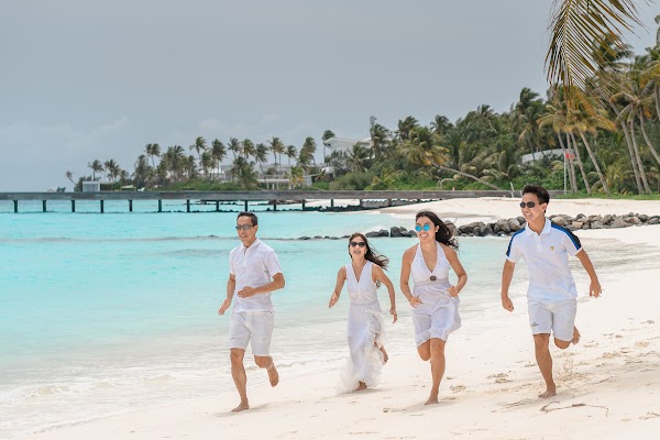 A & M Family Portrait at Jumeirah Maldives Olhahali Island — frame 5
