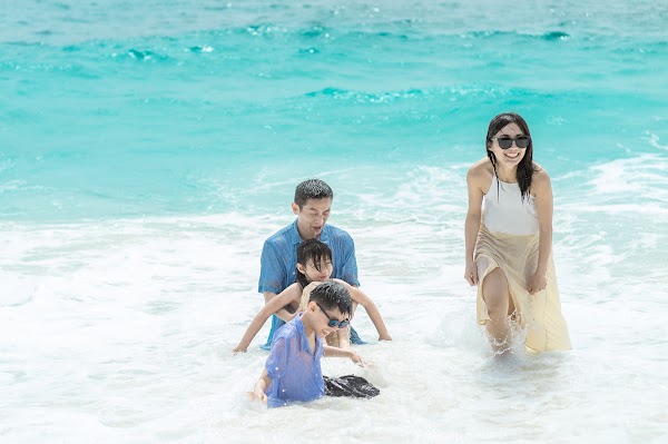 S & B Family Portrait at Dusit Thani Maldives, Dusit Thani Maldives, Baa Atoll, Maldives — frame 18