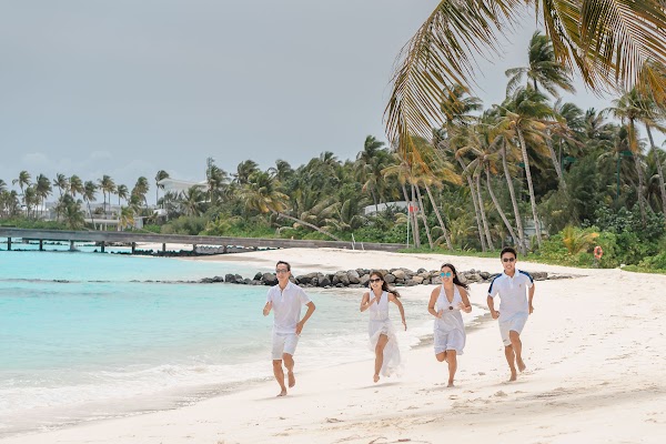 A & M Family Portrait at Jumeirah Maldives Olhahali Island — frame 4