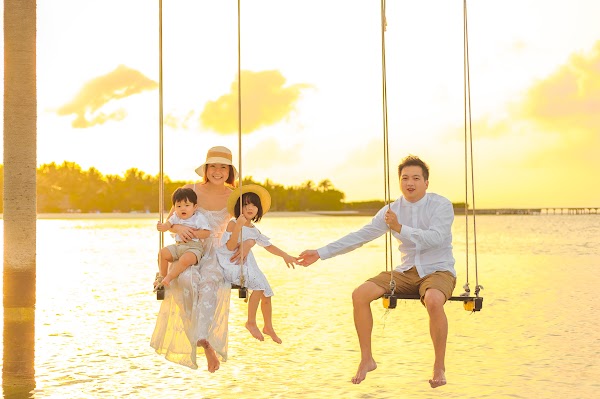 M & M Family Portrait at Anantara Resort and Spa Maldives — frame 9