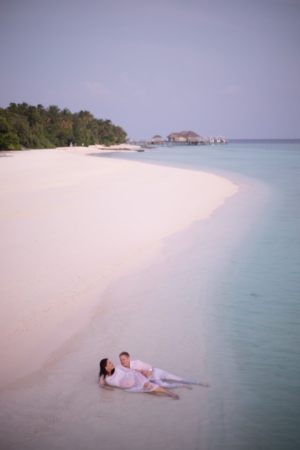 N & J Maternity Portrait at Vakkaru Maldives — frame 7