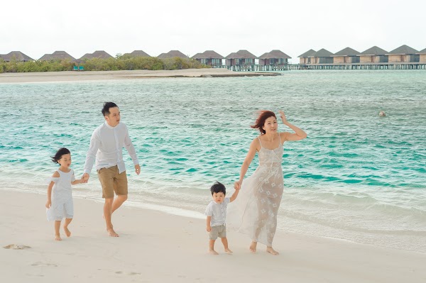 M & M Family Portrait at Anantara Resort and Spa Maldives — frame 10