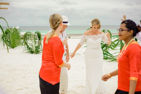 P & G  Elopement at Mirihi Island Resort — frame 8