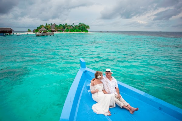 P & G  Elopement at Mirihi Island Resort — frame 9